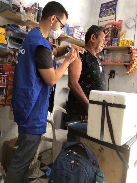 Em um dia e meio, prefeitura de Manaus imuniza mais de 14 mil idosos contra a gripe em suas casas Em um dia e meio, prefeitura de Manaus imuniza mais de 14 mil idosos contra a gripe em suas casas