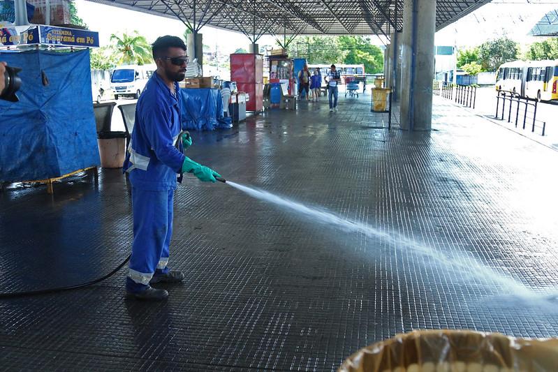 Terminais e plataformas de ônibus em Manaus  recebem lavagem e higienização
