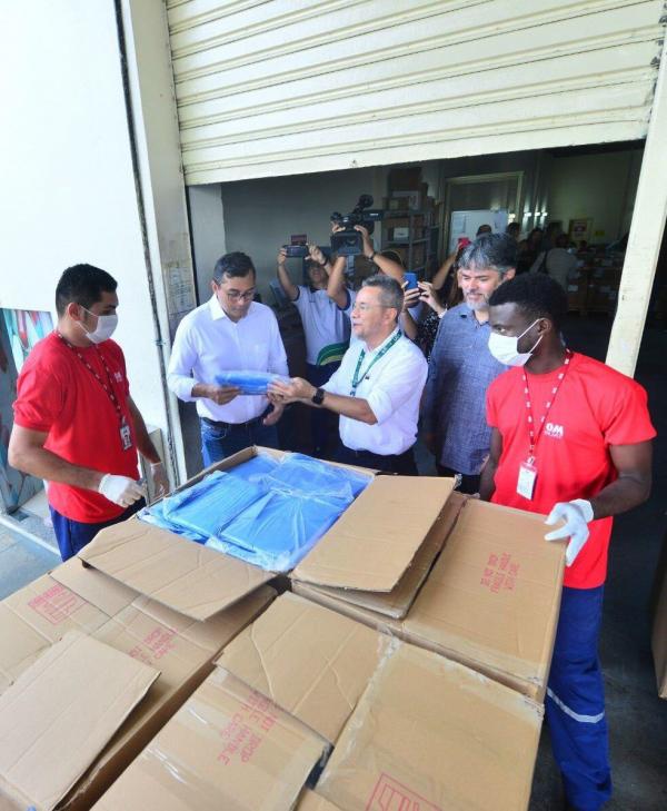 Governador Wilson Lima recebe kits de EPIs produzidos pela UEA para profissionais de saúde em combate à Covid-19