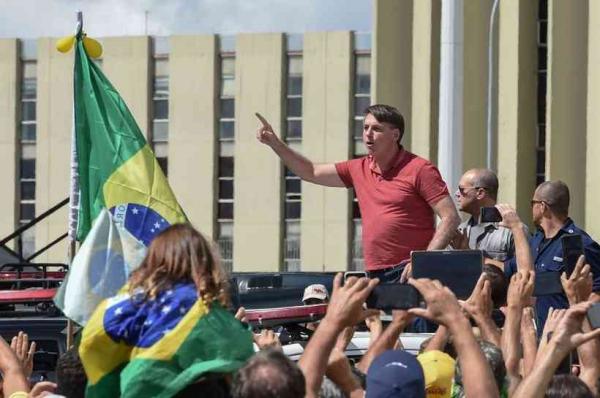 'Acredito em vocês', diz Bolsonaro a apoiadores pró-intervenção militar, volta do AI-5