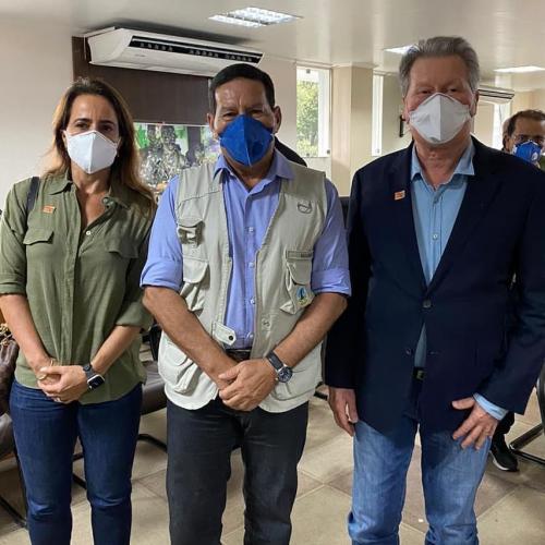 Prefeito Arthur cobra do vice-presidente Mourão aparelhos hospitalares e medicamentos para combate à Covid-19 
