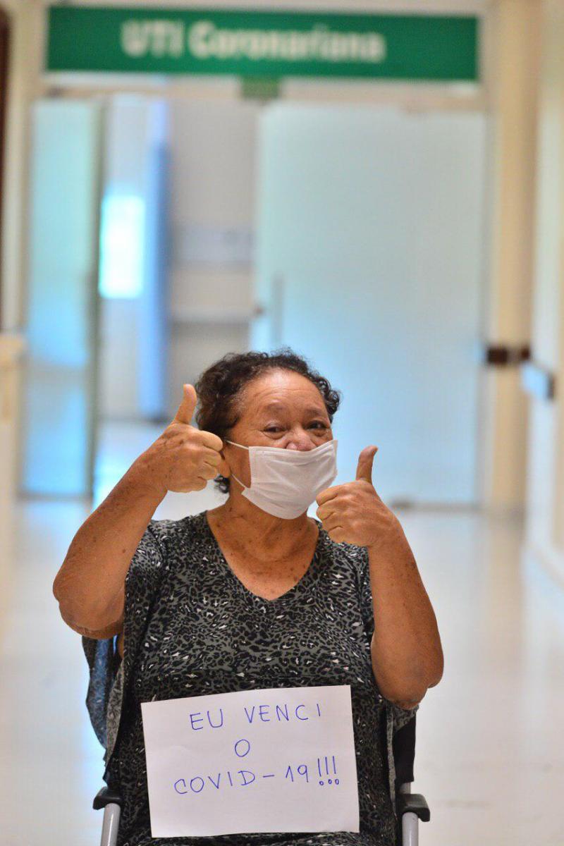 Paciente de Covid-19 recebe alta médica do Hospital de Retaguarda da Nilton Lins