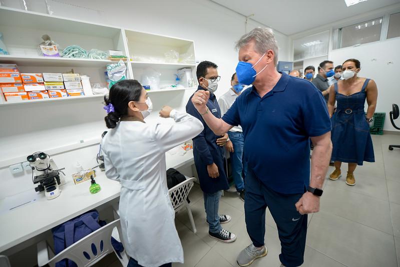 Prefeito Arthur visita Hospital de Campanha Municipal e pede apoio de empresas do PIM