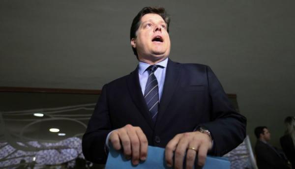 Após negociar cargos com Centrão, Bolsonaro recebe presidentes do MDB e DEM