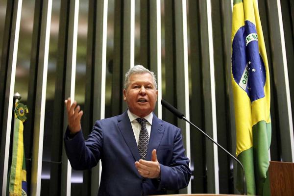 À Câmara dos Deputados, prefeito Arthur diz que Manaus não tem condições de abrir economia