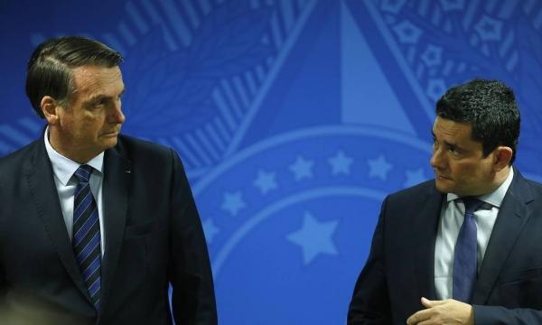 Moro divulga mensagens em que Bolsonaro diz que investigação de aliados era motivo para troca na PF