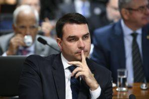 Flávio Bolsonaro financiou obras da milícia no RJ, diz Intercept