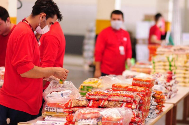 Em Manaus, alunos da rede estadual precisam apresentar documento para receber kits do 'Merenda em Casa'