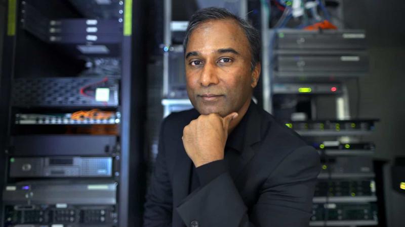 Guru indiano-americano da direita diz que coronavírus é uma farsa 