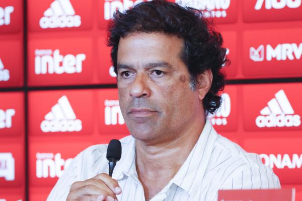 Raí chama Bolsonaro de irresponsável, sugere renúncia e teme volta precoce do futebol  