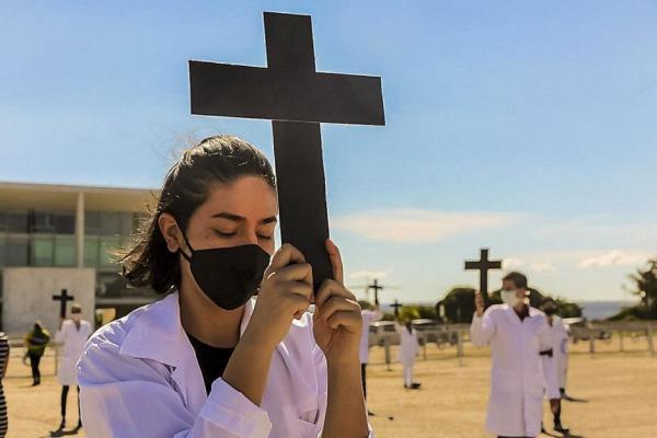 Enfermeiros homenageiam vítimas da Covid-19 e são hostilizados no DF