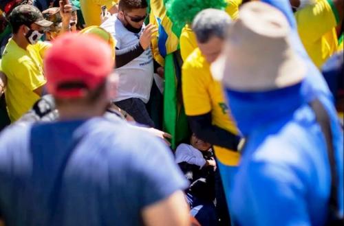 Delinquentes travestidos de patriotas que agridem jornalistas e a democracia 