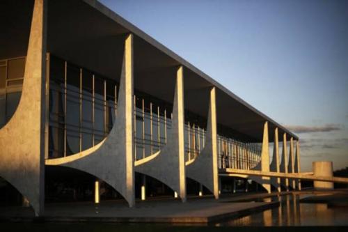 Pedido de impeachment do governador do AM pega mal no Planalto, diz Veja 