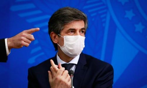 Nelson Teich pede demissão do governo Bolsonaro; general assume