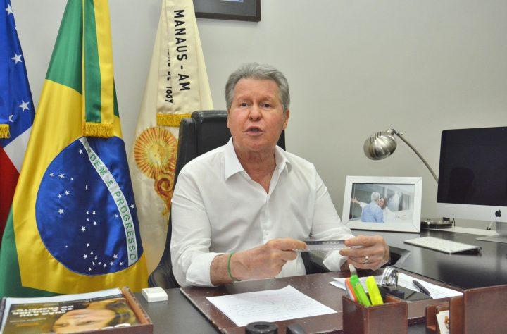 Prefeito Arthur pagou primeira parcela do 13º para servidores da saúde, assistência e limpeza