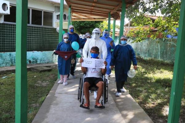 Seu Eufran vence o Coronavírus e sai do hospital de Barreirinha comemorando com equipe clínica Seu Eufran vence o Coronavírus e sai do hospital de Barreirinha comemorando com equipe clínica