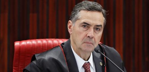 Ao tomar posse no TSE, Barroso critica ‘milícias digitais’ que disseminam fake news