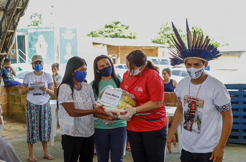 Prefeitura de Manaus doa 700 cestas básicas a indígenas do Parque das Tribos 
