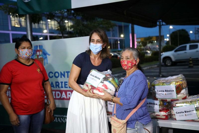 Prefeitura de Manaus doa cem cestas básicas a catadores 