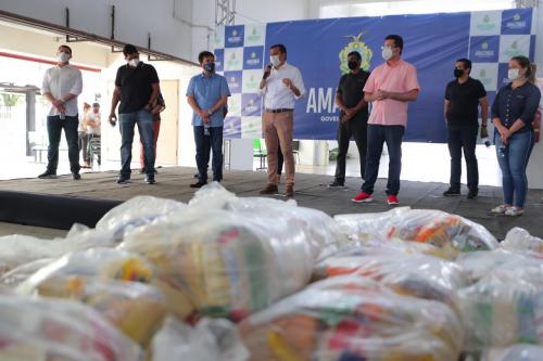 Wilson Lima entrega 20 toneladas de alimentos para trabalhadores dos bois-bumbás e associações de Parintins