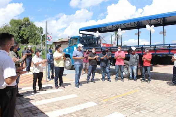 Produtores rurais comemoram entrega de três caminhões para a gleba de Vila Amazônia, em Parintins