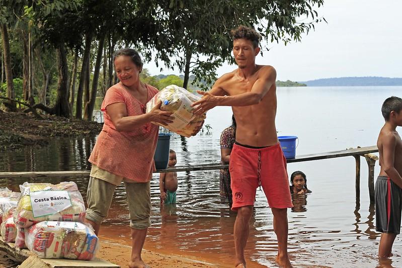 Indígenas recebem novas doações de cestas básicas da prefeitura de Manaus 