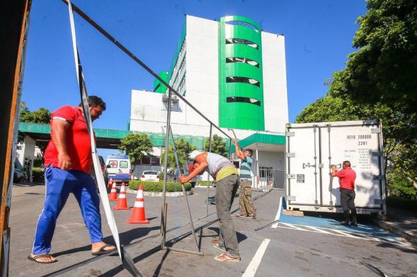 Susam começa desmontar e retirar câmaras frigoríficas instaladas em hospitais durante pico da pandemia no AM Susam começa desmontar e retirar câmaras frigoríficas instaladas em hospitais durante pico da pandemia no AM