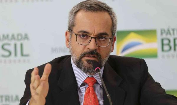 MEC revoga portaria de Weintraub que acabava com o incentivo a cotas na pós-graduação MEC revoga portaria de Weintraub que acabava com o incentivo a cotas na pós-graduação