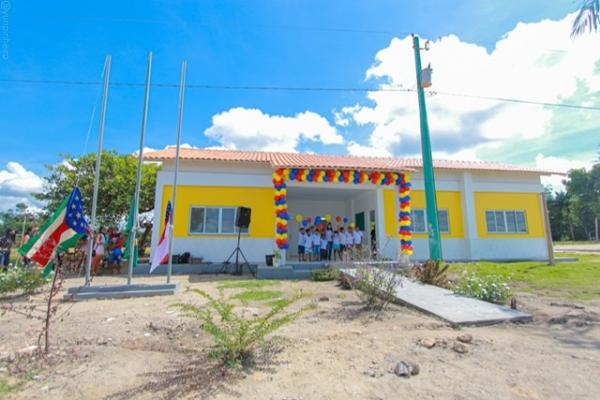 Mais três comunidades da zona rural de Parintins são beneficiadas com escolas padrão Mais três comunidades da zona rural de Parintins são beneficiadas com escolas padrão