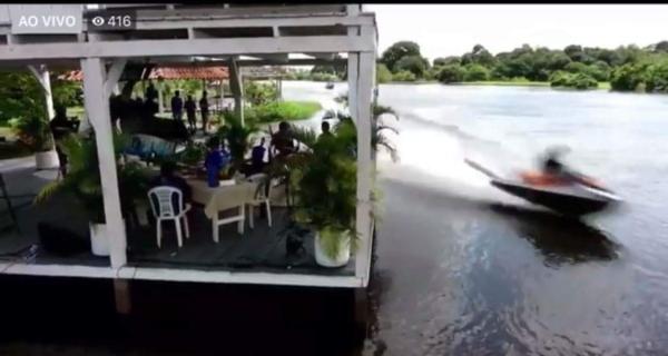 Jetski joga um jato d’água no cenário durante live do Boi Caprichoso, causando revolta na internet