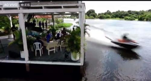 Jetski joga um jato d’água no cenário durante live do Boi Caprichoso, causando revolta na internet