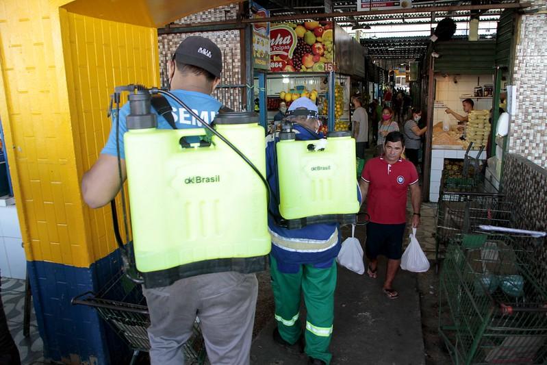 Feira da Manaus Moderna recebe higienização para o combate à Covid-19