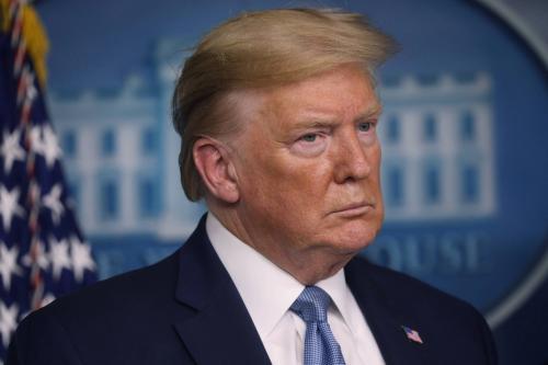 Trump minimiza crise, sugere fraude e não diz se aceitará resultado das urnas