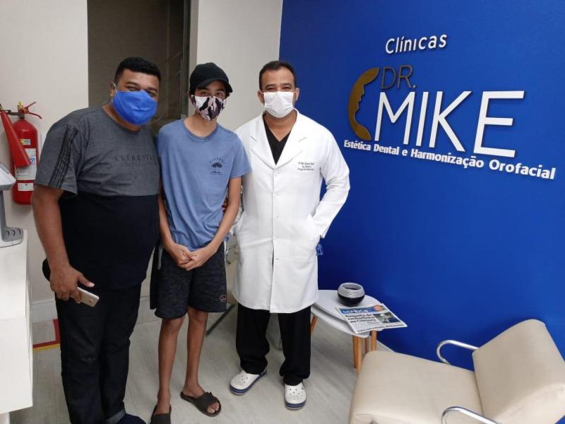 Cirurgião dentista devolve sorriso a jovem que teve o rosto dilacerado por mordida de cachorro 