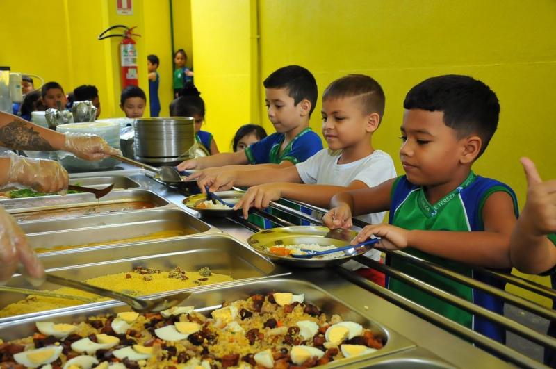 Após anos, Governo do Amazonas homologa nova licitação de alimentação e transporte escolar