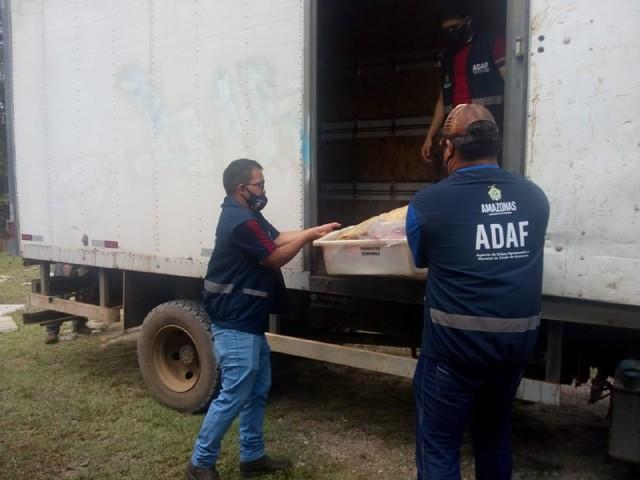 Fiscalização apreende 2,3 toneladas de alimentos vencidos em indústria em Manaus