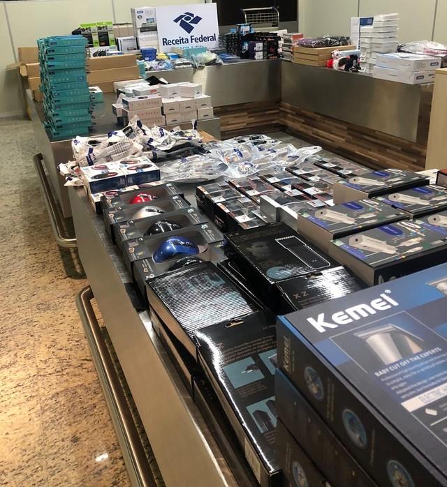 Mais de 900 produtos eletrônicos são apreendidos com passageiro que chegava de SP a Manaus Mais de 900 produtos eletrônicos são apreendidos com passageiro que chegava de SP a Manaus