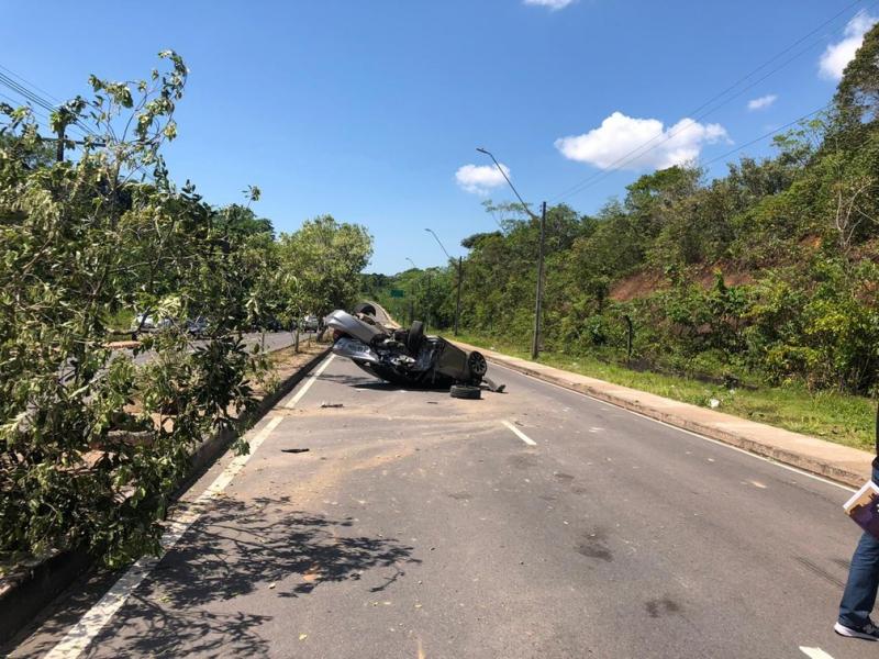 Grave acidente entre três carros deixa mulher ferida no Tarumã, em Manaus 