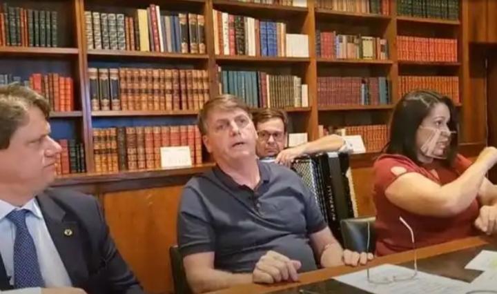 Bolsonaro diz que Brasil usará vacina de Oxford e não 'daquele outro país' Bolsonaro diz que Brasil usará vacina de Oxford e não 'daquele outro país'
