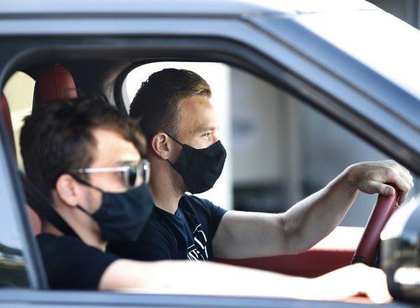 Barrado no Camp Nou, Arthur tem reunião, mas segue com situação indefinida no Barcelona