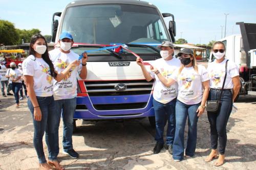 Prefeitura de Parintins faz entrega de ônibus e lança programa Companhia do Social
