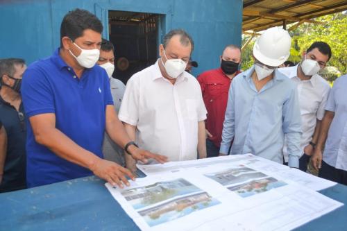 Senador Omar Aziz garante recursos e Prefeitura de Parintins construirá muro de contenção em toda a orla da cidade 