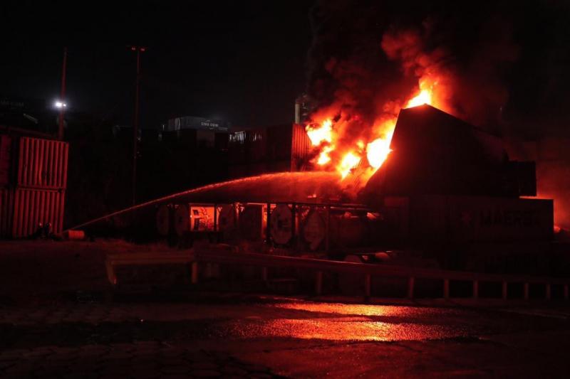 Bombeiros militares completam mais de 20 horas de combate ao incêndio em porto da capital