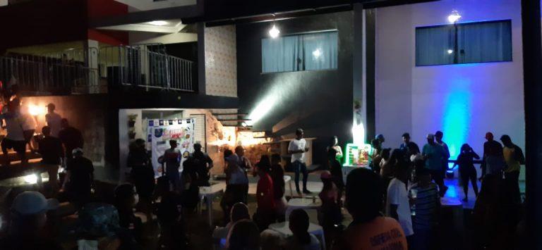 Polícia acaba rave em chácara com mais de 300 pessoas
