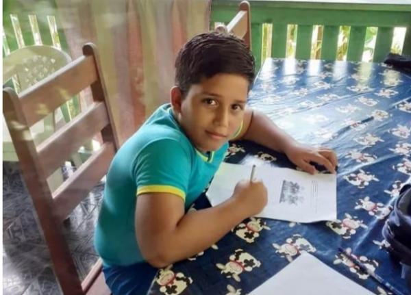 Menino de 11 anos morre após receber descarga elétrica de celular que estava carregando
