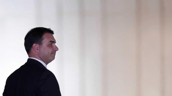 Flávio Bolsonaro infectado de Covid-19 diz não ter sintomas e está isolado