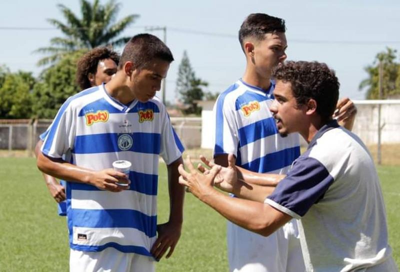 Técnico aos 22, João Daniel encara pai presidente e desafio de comandar Matonense na última divisão de SP Técnico aos 22, João Daniel encara pai presidente e desafio de comandar Matonense na última divisão de SP