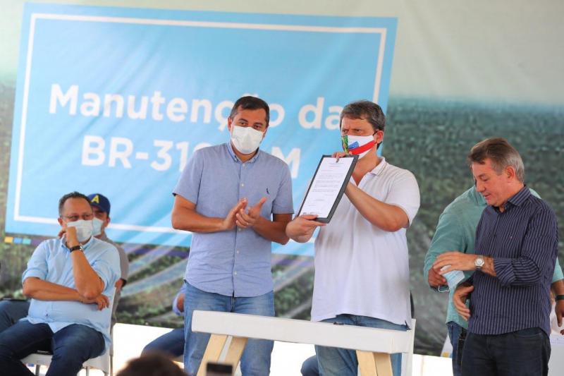 Ao lado de Wilson Lima, ministro da Infraestrutura assina ordem de serviço de obras na BR-319