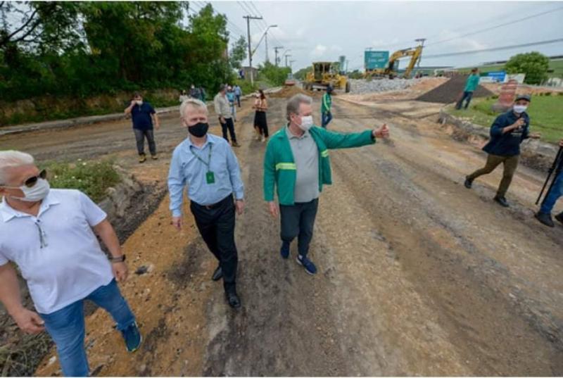 ‘De vento em popa’, afirma prefeito Arthur ao vistoriar recuperação viária das avenidas Buriti e Solimões