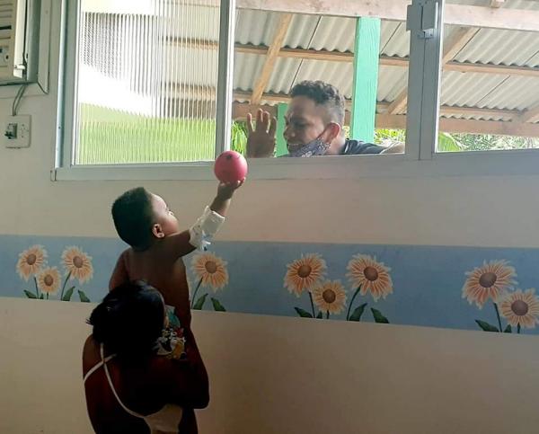 Pai comove equipe de saúde ao brincar com o Filho internado de Covid da Janela do Hospital 